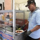 Paúl abre las conchas en el momento de cada pedido. Todos los demás ingredientes están listos.