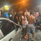 Los cuerpos de los hombres baleados quedaron tenidos en la parte exterior del bar.