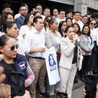 Luisa González junto a asambleístas electos en los exteriores de la Fiscalía.