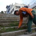 Entre los escalones de algunos tramos han empezado a crecer plantas.