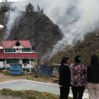 Vecinos de Guápulo  estuvieron atentos a que las llamas no lleguen a sus casas. Tuvieron picazón en nariz, ojos y garganta.