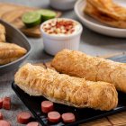 La masa de hojaldre con la que se lo prepara tiene orígenes franceses.