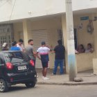 Dolor y llanto en el barrio Jaime Chávez Gutiérrez, de Manta, tras el deceso de uno de sus habitantes.