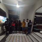 Los detenidos junto a los 80 ladrillos de droga incautada.