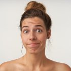 No te expongas tanto tiempo al sol, ya que puede acelerar el envejecimiento de la piel y contribuir a la formación de arrugas.