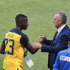 Moisés Caicedo (i) fue pieza clave en la selección ecuatoriana que dirigió Gustavo Alfaro (d).