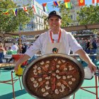 Cristian Arroba muestra con orgullo su creación, elaborado con productos 100% del Ecuador.