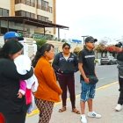 Los familiares de los pescadores oran por un milagro.