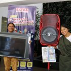 La pareja de esposos están felices con el premio.