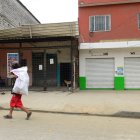 En la Entrada de la 8, en el noroeste de Guayaquil, zona en la que ciudadanos indican que existen extorsiones, hay varios locales cerrados.