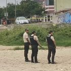 Personal policial investiga el crimen.