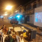 Las proyecciones se las hace en horas de la noche, ya que por las mañana Ángel se dedica a trabajar en cualquier oficio.