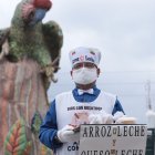 Ramón vende arroz con leche en Guayaquil.