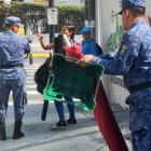 Controversia. Agentes metropolitanos levantaron el comercio de una mujer que vendía comida en los exteriores de una unidad educativa, en Ceibos.
