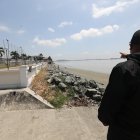 Juan señala que Aquaman no se cansa y avanza hasta las últimas urbanizaciones.