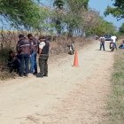 El cuerpo fue hallado por agricultores, quienes reportaron a la policía.  En el círculo: La mujer tenía un  tatuaje con dos nombres en su espalda.