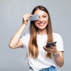 Jamás permitas que el cobrador se lleve tu tarjeta, nunca te separes de ella. Evita el fraude con tus datos.