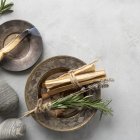 El palo santo permite la concentración, su aroma es muy relajante.