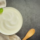 Entre sus ingredientes básicos están la leche, cebolla perla, laurel, clavo de olor, nuez moscada, sal, pimienta y para espesarla harina y mantequilla.