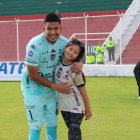Walter Daniel Chávez arquero de Técnico Universitario con su fan número 1, su hija Daniela.
