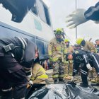 Agentes de tránsito y bomberos trabajaron en la extracción del cuerpo.