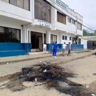 Los agentes limpiaban los restos que quedaron en la dependencia policial.