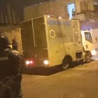 Familiares de la víctima y la novia llegaron al sitio donde yacía el joven.