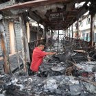 El chofer del vehículo revisa la chatarra; el dueño se quedó con una deuda de $ 70.000 y un crédito a pagar.