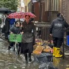Peatones caminan por una vereda inundada el viernes 29 de septiembre de 2023, en el distrito de Brooklyn en Nueva York.