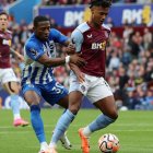 Pervis Estupiñán (i) jugó los primeros 45 minutos, del duelo que se dio entre el Aston Villa y el Brighton.