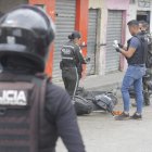 Policías iniciaron la investigación del caso. En el sitio recabaron nueve indicios balísticos.