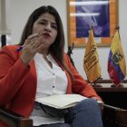 Analía Ledesma atiende las entrevistas en la sede del partido.