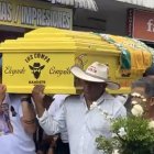 En el féretro se leen las palabras: Los compa, elegante, compita y 'bandits'.