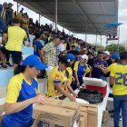 La venta de bollos en las gradas es parte de la búsqueda de fondos de la Fundación La Canchita del Astillero.
