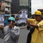Los amigos de Sebastián recorrieron las calles por donde se le vio por última vez, para recabar más pistas de su paradero.