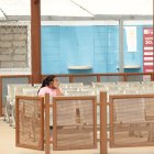 Las bancas metálicas en las que se suelen sentar los ciudadanos para esperar mientras realizan trámites municipales lucen casi vacías. Hay una menor afluencia de usuarios a las instalaciones.