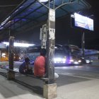 Los paraderos de  buses se muestran desolados desde las 20:00 debido al temor que sienten los ciudadanos a estar fuera de casa.  2. Los buses que transitan en las noches lucen vacíos.