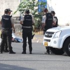 Las víctimas fueron encontradas cerca de la vereda, junto a un charco de sangre.