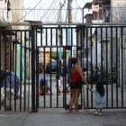 Las peatonales de la etapa 3 de El Recreo se protegen con portones y alambres de púas.