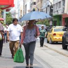 María Limones se paseaba con su  paraguas para cubrirse del sol.