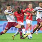 Enner Valencia (c) fue titular en la caída del Inter de Porto Alegre frente a Fluminense, en la semifinal de la Copa Libertadores.