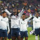 Jugadores de Liga de Quito (LDU) celebran al final de un partido de las semifinales de la Copa Sudamericana ante Defensa y Justicia.