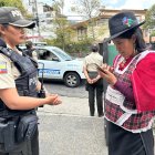 La oficial Erika Chiquito le enseña a María Roldán cómo usar el botón de pánico desde su celular