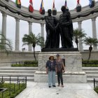 María Gómez (derecha) fue la guía turística de Mercedes Rivera, de Tulcán, quien no pisa la ciudad hace tres décadas.