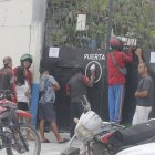 En los exteriores de los planteles padres de familia están pendientes de sus hijos, mientras ellos se educan.