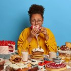 Bebe agua así no tengas sed, te mantendrá lleno para que no piques entre comidas.