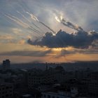 Las Brigadas de Al Qasam, el brazo armado de Hamás lanzan cohetes desde la franja costera de Gaza hacia Israel.