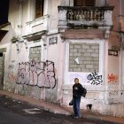 CASAS PATRIMONIALES ABANDONADAS . René Fraga. Quito 4 octubre del 2023 Agencia ( ag - exreso ag extra )En un tramo de la calle Ambato hay tres casas  con las ventanas tapadas con bloques.