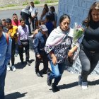 La esposa de Agustín Espín fue con flores a la morgue para retirar su cuerpo.