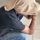 José  tiene varios tatuajes 
que lo identifican a que organización delictiva pertenece. También enseña a disparar a niños.